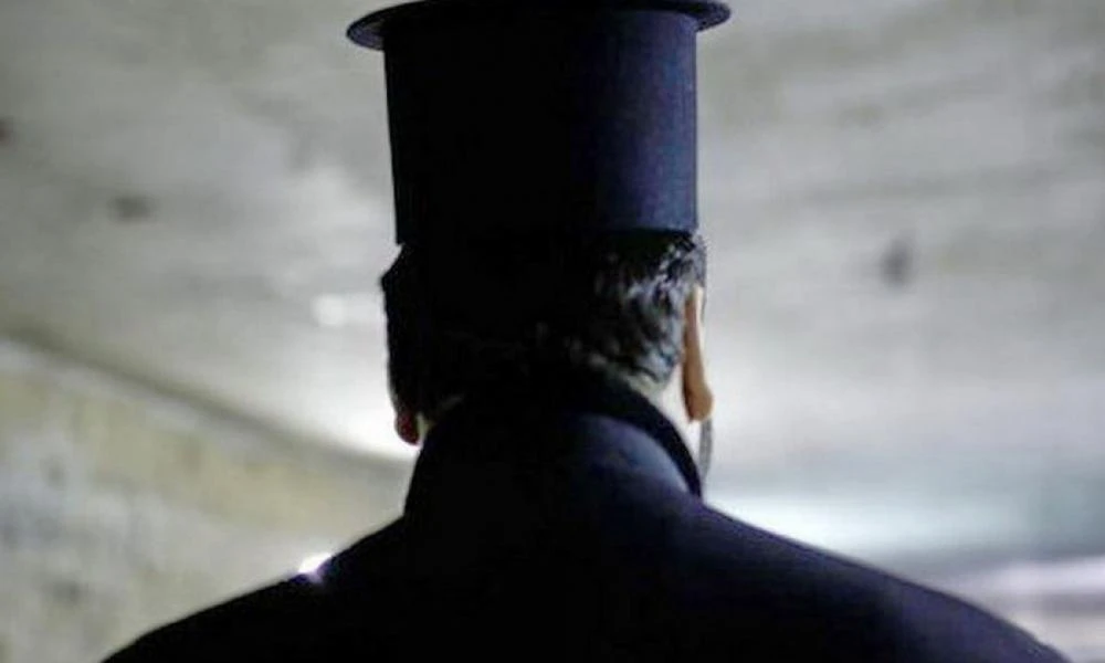 Αμπελόκηποι: Ιερέας ξυλοκόπησε την παπαδιά μπροστά στα παιδιά τους